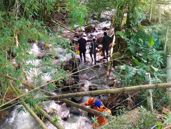 Con drones y caninos, organismos de socorro han recorrido la zona donde se presume estaría el cuerpo del uniformado.