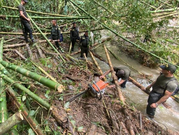 Con drones y caninos, organismos de socorro han recorrido la zona donde se presume estaría el cuerpo del uniformado.