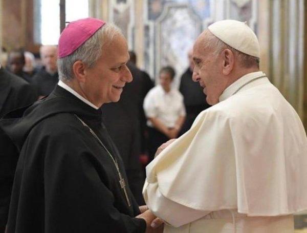 León XIV con su antecesor Francisco durante una ceremonia en Ciudad del Vaticano en 2023.