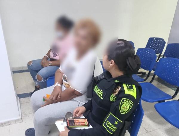 Adulta mayor, obligada a vivir en el antejardín de su casa en Cali.