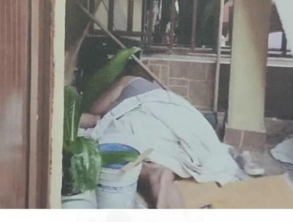 Adulta mayor, obligada a vivir en el antejardín de su casa en Cali.