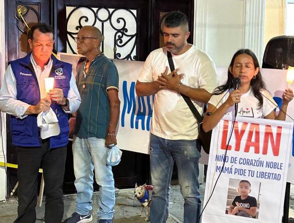El personero de Cali con algunos familiares y allegados del niño, y comunidad en el barrio Villanueva.