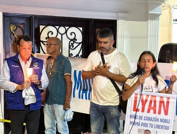 El personero de Cali con algunos familiares y allegados del niño, y comunidad en el barrio Villanueva.