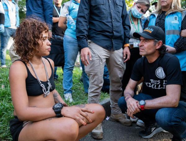 Federico Gutiérrez con habitantes de calle.