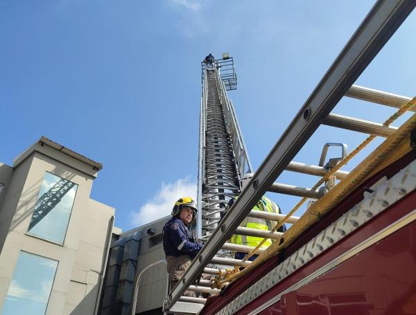 Bomberos atienden emergencia. Un hombre se subió a una luminaria del aeropuerto Alfonso Bonilla.