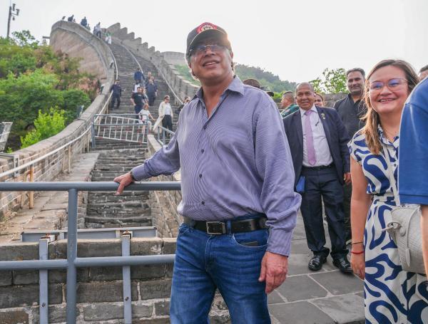 El presidente Gustavo Petro en la Gran Muralla China.