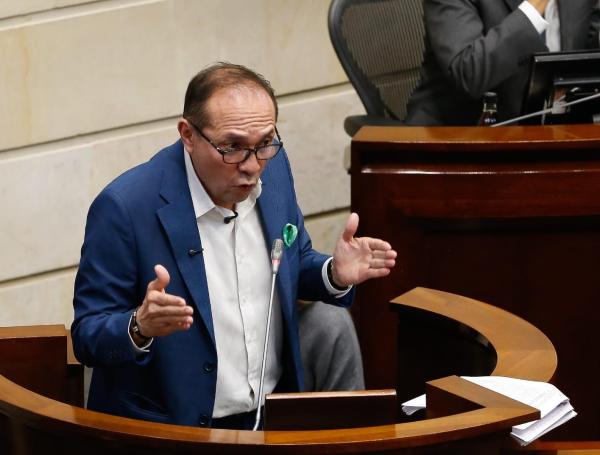 El ministro de Trabajo, Antonio Sanguino, durante su intervención en la plenaria.