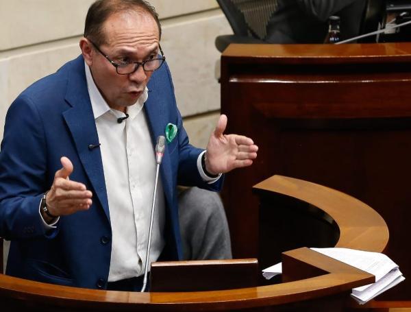 El ministro de Trabajo, Antonio Sanguino, durante su intervención en la plenaria.
