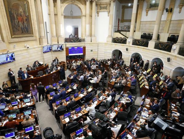 En este momento cada una de las bancadas intervienen para debatir la consulta popular.