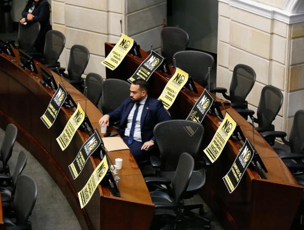 La oposición está haciendo su intervención sobre la consulta popular.