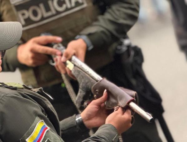 Arma artesanal incautada durante el operativo en el centro de Medellín.