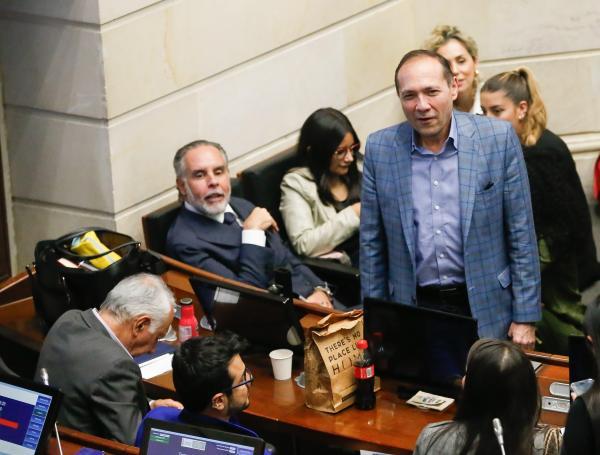 Armando Benedetti y Antonio Sanguino en el debate de la consulta popular este 14 de mayo.