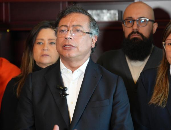 El presidente Petro durante una alocución presidencial desde China.