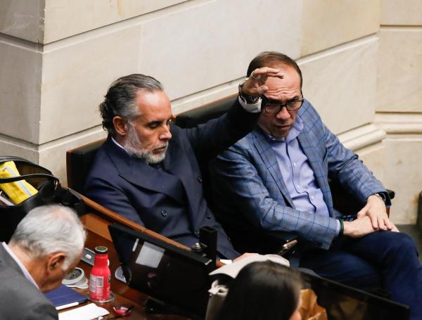 Armando Benedetti, ministro del Interior, junto con Antonio Sanguino, jefe de la cartera de Trabajo.