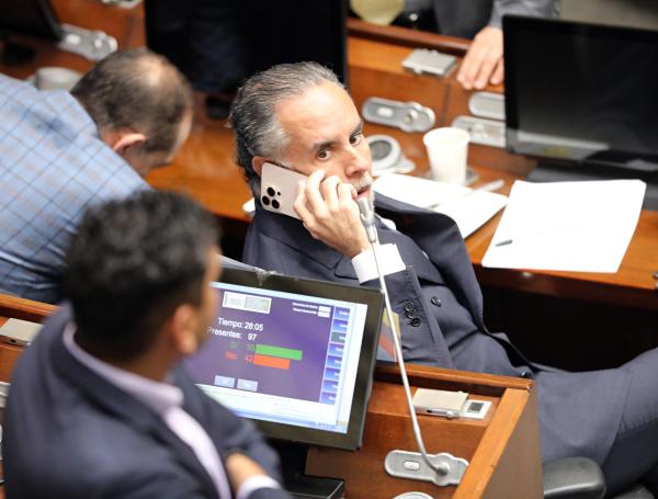 Armando Benedetti, ministro del Interior, durante la votación de la consulta popular en el Senado.