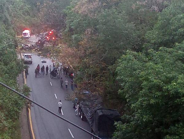 Accidente en vía Alto de La Línea, Calarcá - Cajamarca, hoy 16 de mayo.