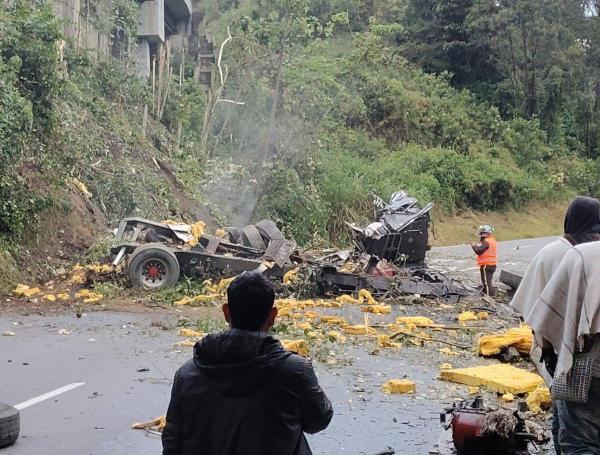 El tractocamión se volcó en la vía entre Calarcá - Cajamarca.