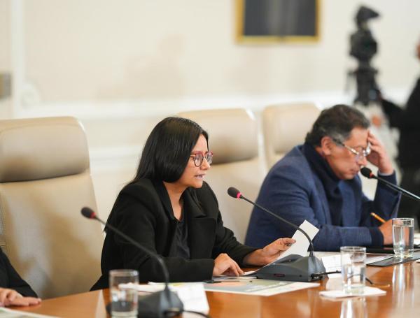 Angie Lizeth Rodríguez en un consejo de ministros junto con el presidente Perto.