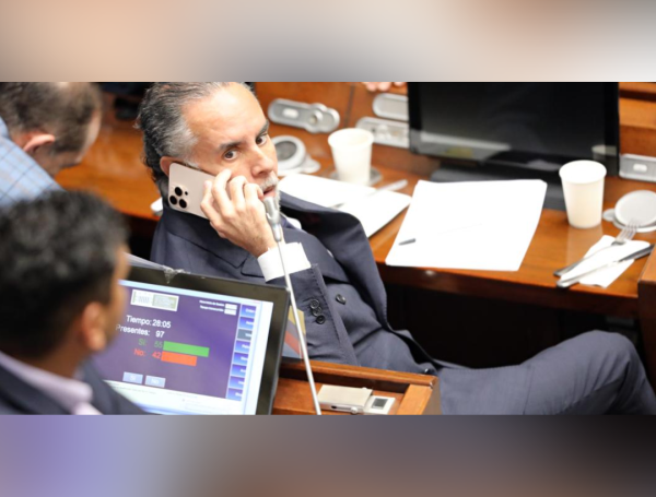 EL ministro Armando Benedetti durante el debate de la consulta popular