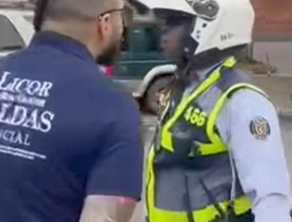 Sujeto que lanzó insultos a agente de tránsito en Cali