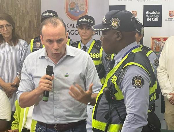 El alcalde de Cali con el agente de tránsito agredido.
