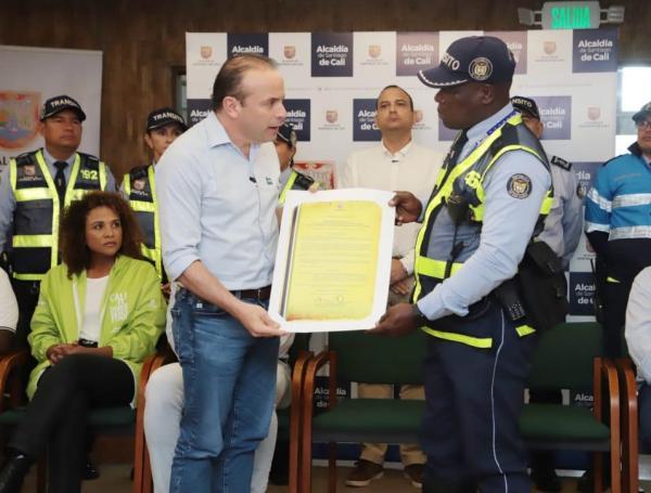 El agente de tránsito 466, José Félix Angulo Cabezas, recibiendo la distinción de manos del alcalde.