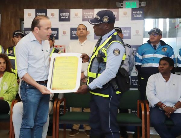 El agente de tránsito 466, José Félix Angulo Cabezas, recibiendo la distinción de manos del alcalde.