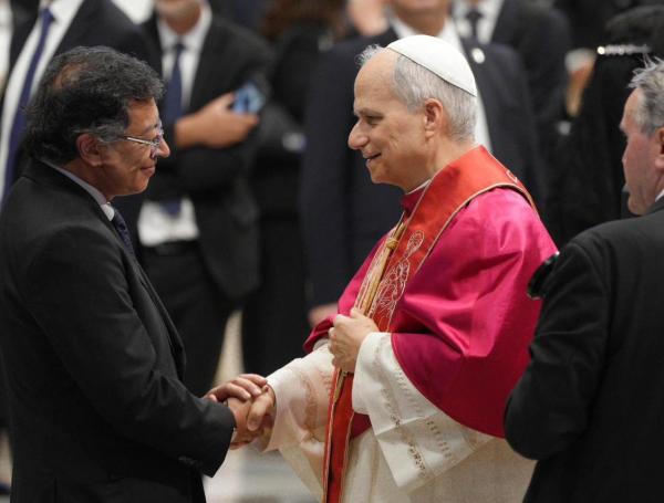 Este domingo, el presidente Petro saludó por primera vez al papa León XIV durante la ceremonia de inicio de su pontificado.
