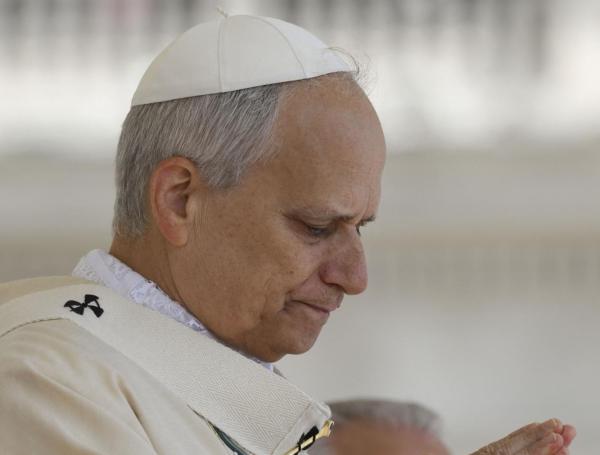 Papa León XIV recibiendo el anillo del pescador