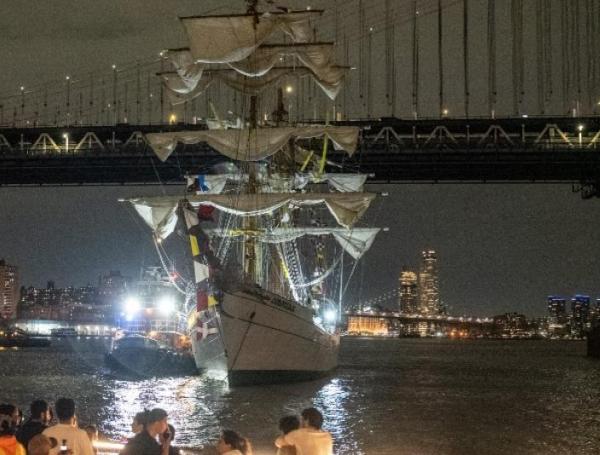 Integrantes del departamento de Policía de Nueva York observan el buque escuela mexicano Cuauhtémoc
