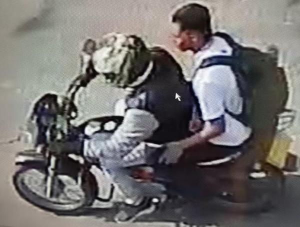 Videos de cámaras de seguridad mostraron a Daniel Duque movilizándose en una moto.