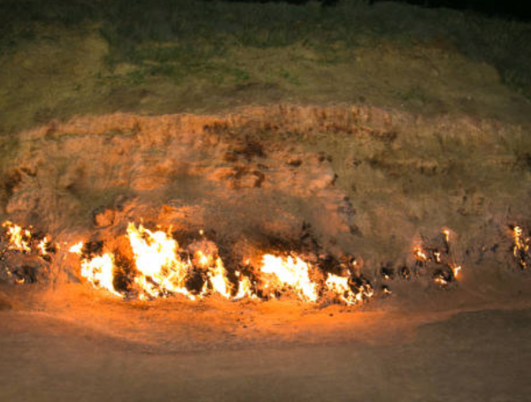 Yanar Dagh, en Azerbaiyán, lleva más de 4.000 años ardiendo de forma continua,.
