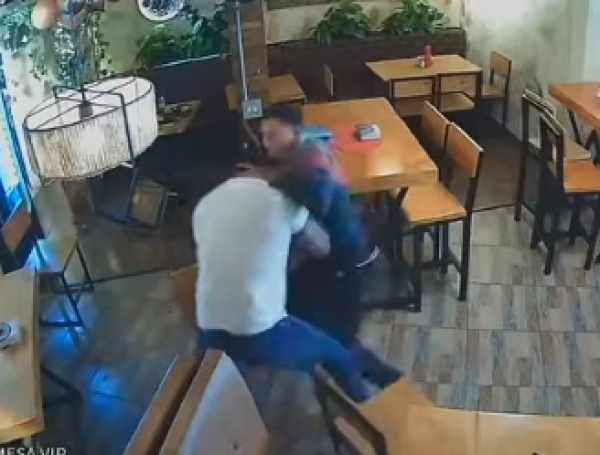 Momento exacto en que hombre que se enfrenta a un atracador es asesinado en Medellín.