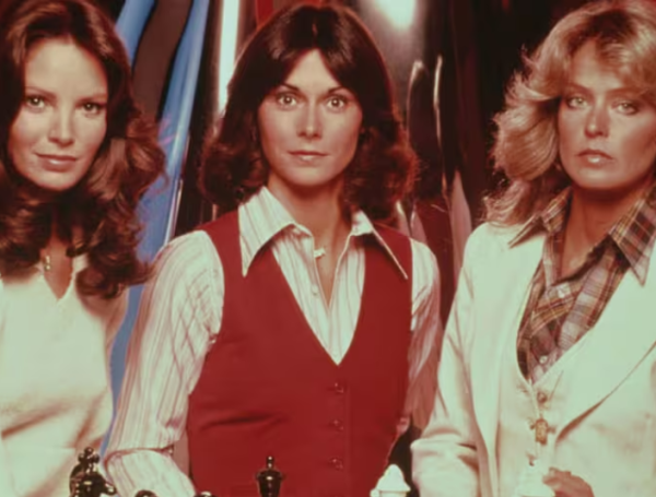 El elenco original de la serie estaba integrado por Jaclyn Smith, Kate Jackson y Farrah Fawcett.