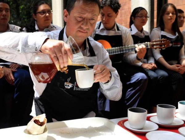 El grupo de baristas ciegos o con capacidad visual reducida que trabajan en esta obra de teatro y degustación de café