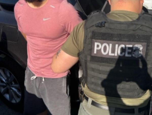 ICE arresto