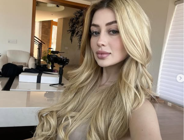 Rosas con "perdón" aparecieron en el salón de belleza de Valeria Márquez.