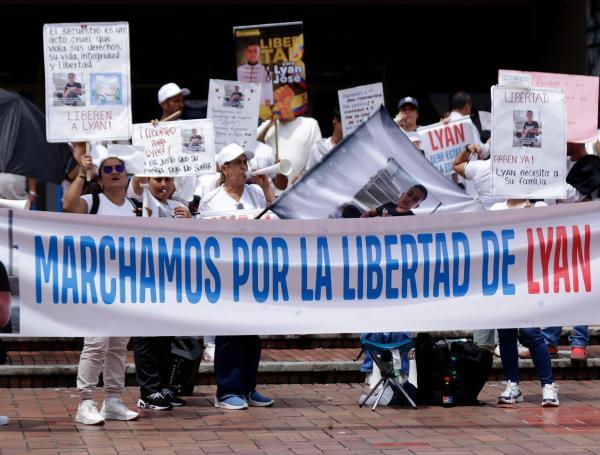 Plantón realizado frente a la gobernación del Valle por el niño secuestrado, el 3 de mayo.