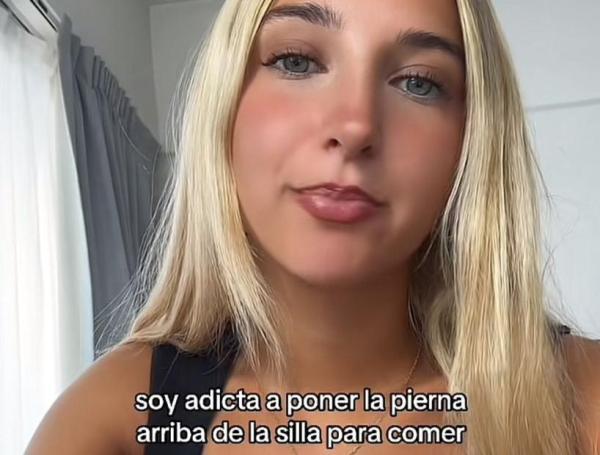 Ella es Flor, otra de las que se siente cómoda con esta posición al sentarse.