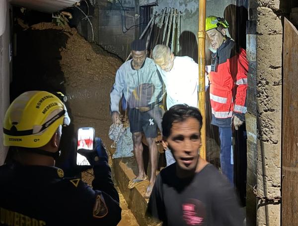 Rescate por deslizamiento de tierra en Medellín.