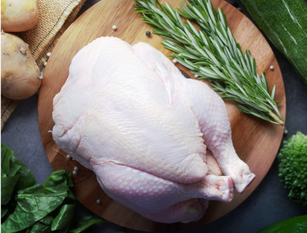 Se usa la piel del pollo para extraer una grasa.