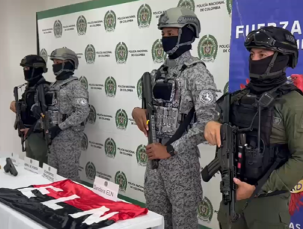 Entre los elementos, había una bandera del Eln.