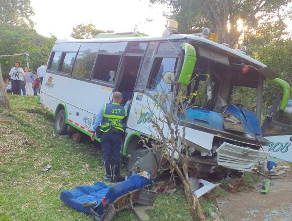 Así quedó el bus adentro del cementerio Jardines del Recuerdo.