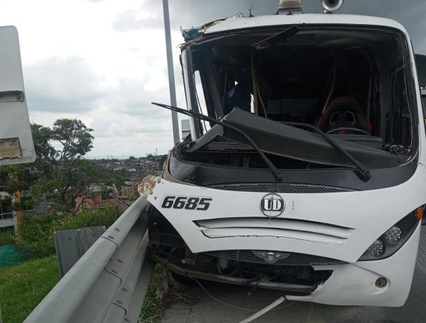 Accidente en puente Helicoidal, entre Cajamarca y Calarcá.