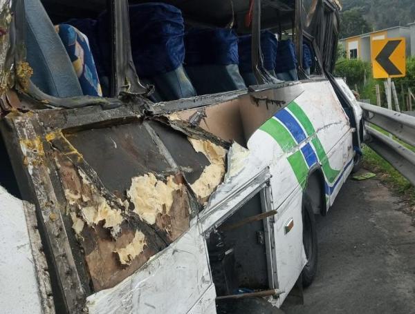 El bus descendía por el puente Helicoidal, entre Cajamarca y Calarcá, cuando se accidentó.