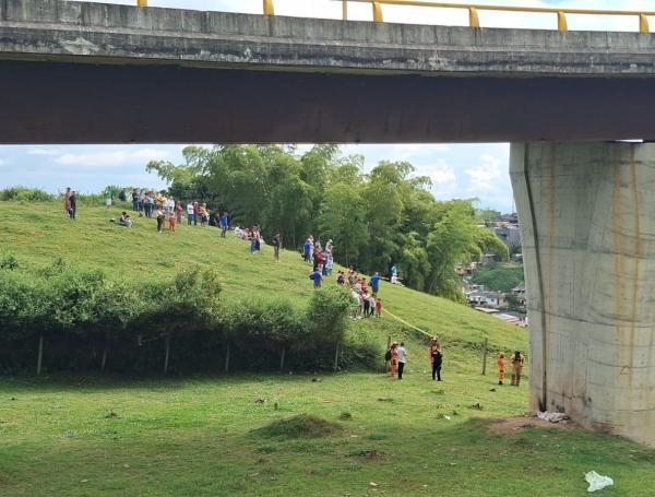 El bus impactó contra las barandas algunos estudiantes salieron expulsados.