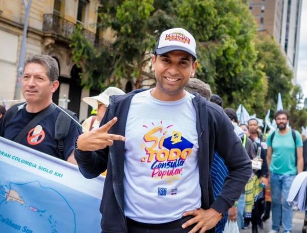David Racero en la marcha del 1. ° de mayo exigiendo dignificación laboral