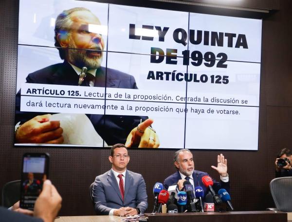 Jaime Berdugo, viceministro del Interior, y Armando Benedetti, ministro del Interior, en rueda de prensa en Senado