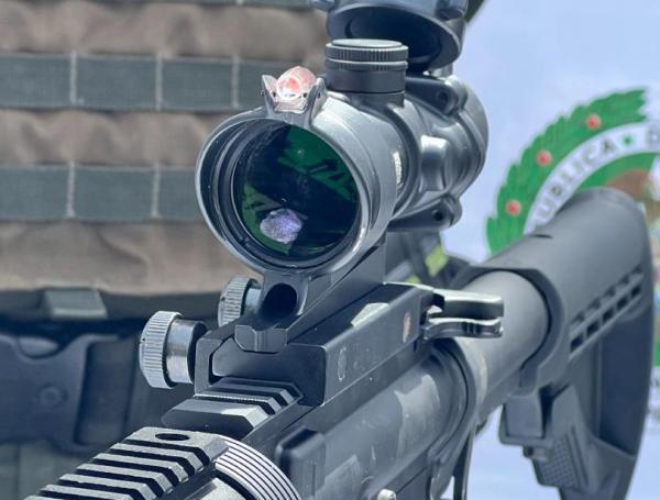 Las armas venían acompañadas con miras de precisión TRIJICOM ACOG.