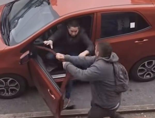 Agresión física captada por un video.